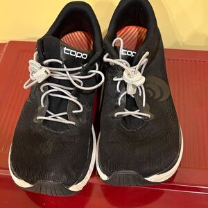 Topo Ultrafly 4 running shoes. Men's size 8, black and white.
